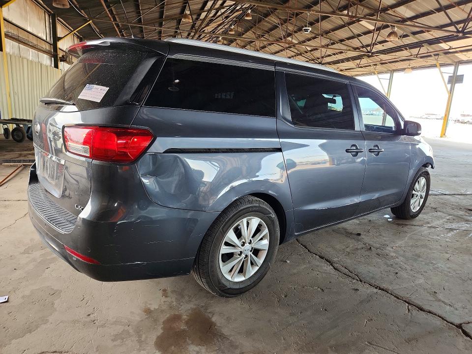 61441556 :رقم المزاد ، KNDMB5C18H6338350 vin ، 2017 Kia Sedona مزاد بيع