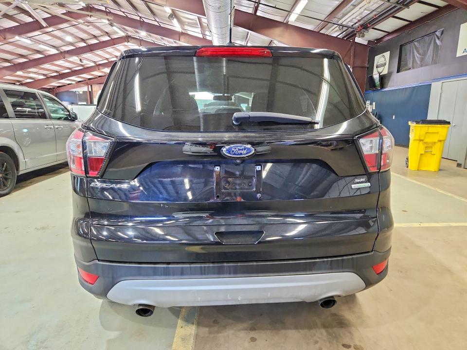 62443486 :رقم المزاد ، 1FMCU0GD5HUD71682 vin ، 2017 Ford Escape مزاد بيع