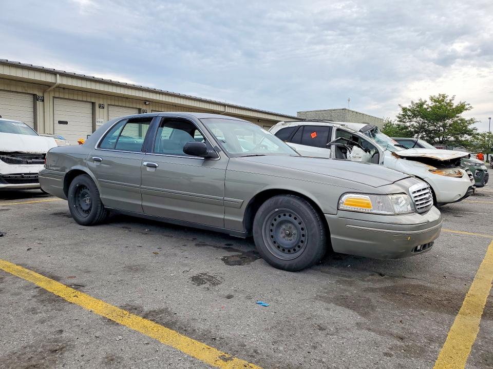 61556126 :رقم المزاد ، 2FAFP74W1YX139635 vin ، 2000 Ford Crown Victoria مزاد بيع