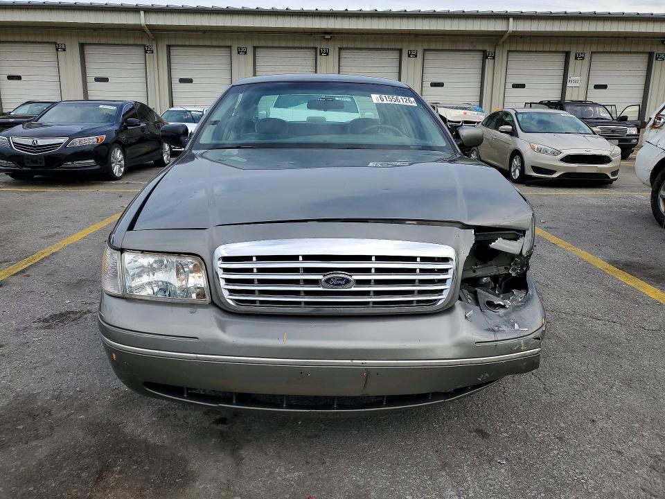 61556126 :رقم المزاد ، 2FAFP74W1YX139635 vin ، 2000 Ford Crown Victoria مزاد بيع