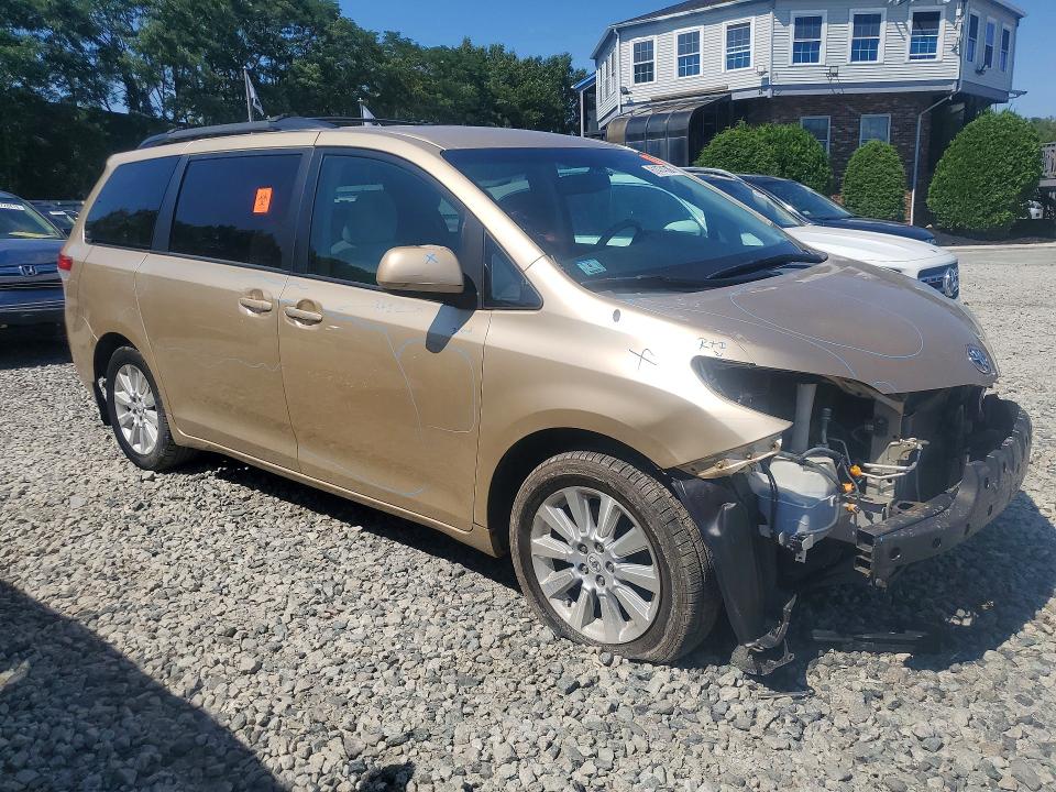 61474386 :رقم المزاد ، 5TDJK3DC5BS024637 vin ، 2011 Toyota Sienna مزاد بيع