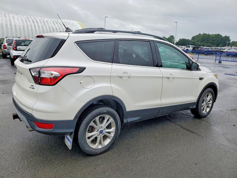62027226 :رقم المزاد ، 1FMCU9GD0JUC24485 vin ، 2018 Ford Escape مزاد بيع