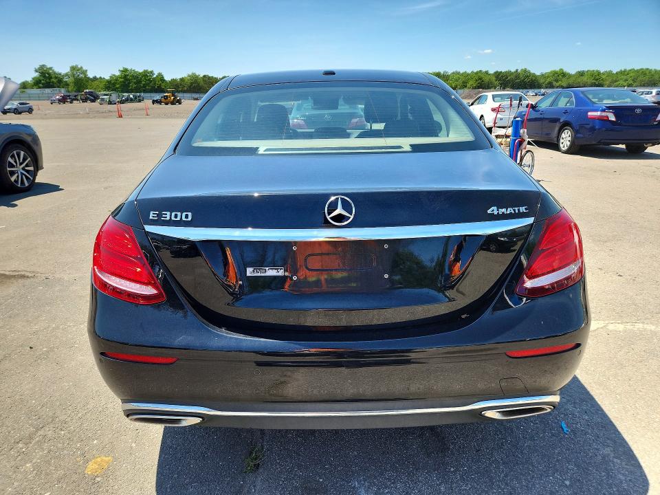 61908126 :رقم المزاد ، WDDZF4KB4JA360255 vin ، 2018 Mercedes-benz E مزاد بيع