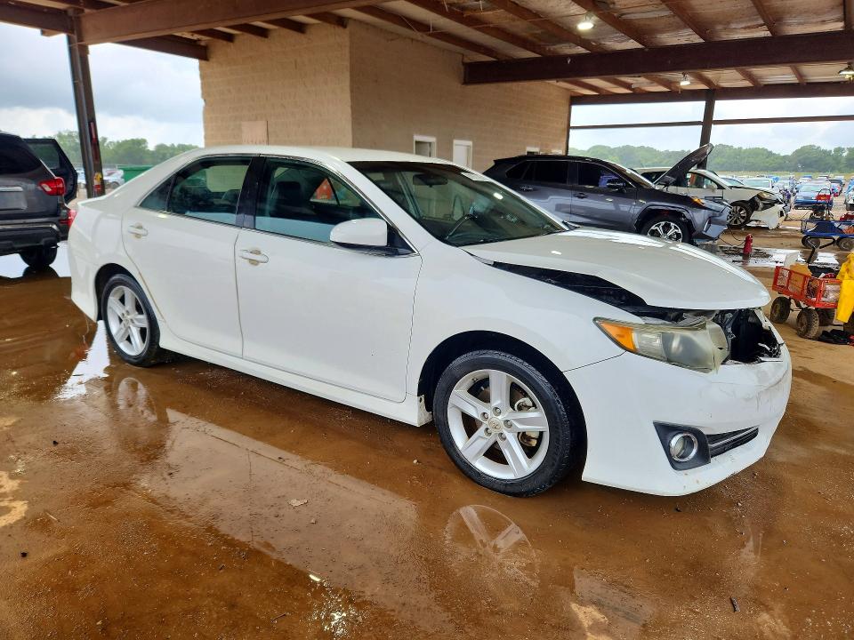 60937706 :رقم المزاد ، 4T1BF1FKXEU727616 vin ، 2014 Toyota Camry مزاد بيع