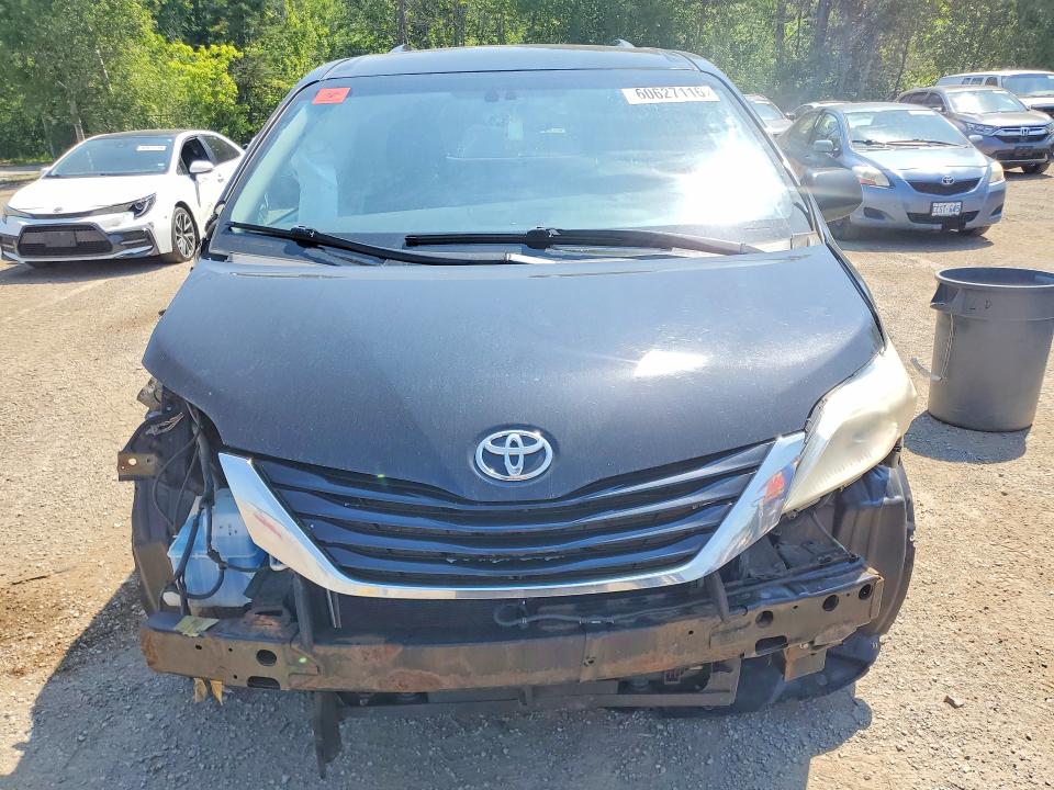 60627116 :رقم المزاد ، 5TDKZ3DC3HS860391 vin ، 2017 Toyota Sienna مزاد بيع
