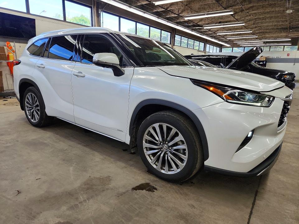 Продажа на аукционе авто 2025 Toyota Highlander Hybrid, vin: 5TDKBRCH8SS648596, номер лота: 61212676