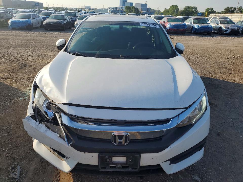 60951326 :رقم المزاد ، 19XFC2F71JE037939 vin ، 2018 Honda Civic مزاد بيع