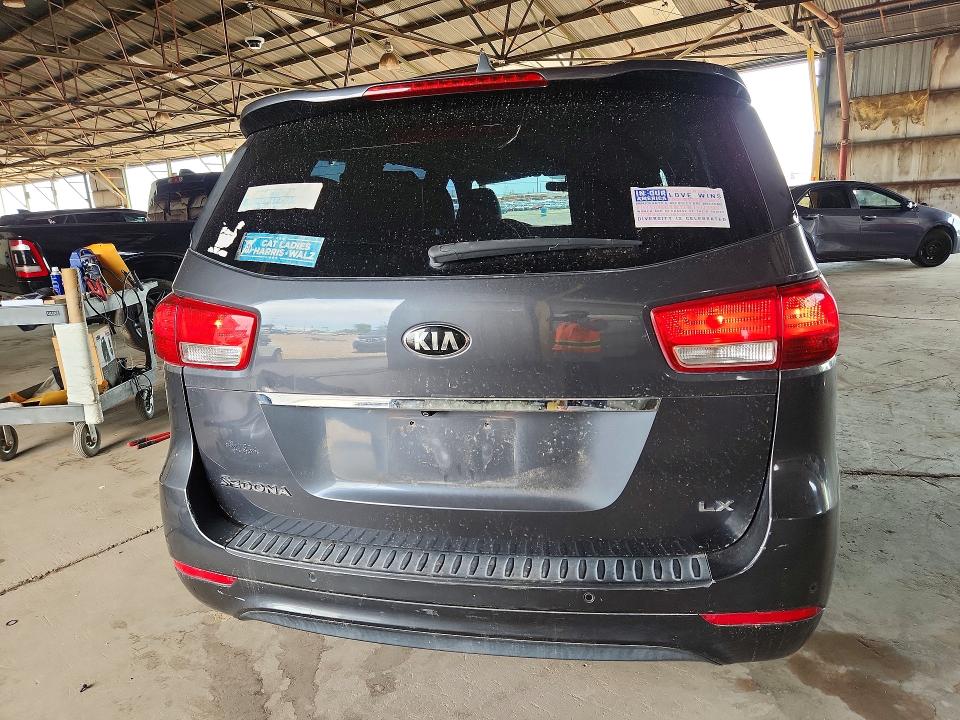 61441556 :رقم المزاد ، KNDMB5C18H6338350 vin ، 2017 Kia Sedona مزاد بيع