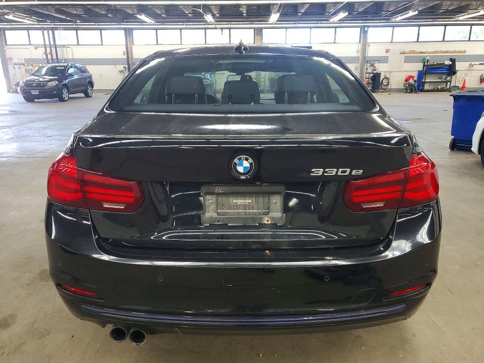 63053316 :رقم المزاد ، WBA8E1C52JA178048 vin ، 2018 Bmw 330e مزاد بيع