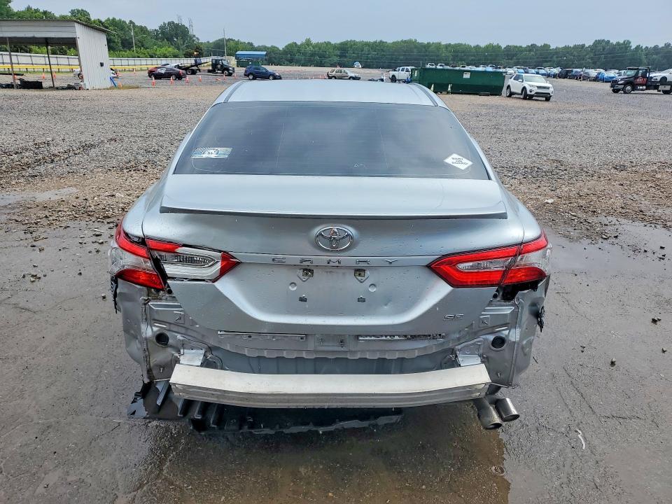 59716546 :رقم المزاد ، 4T1B11HK1JU094784 vin ، 2018 Toyota Camry مزاد بيع