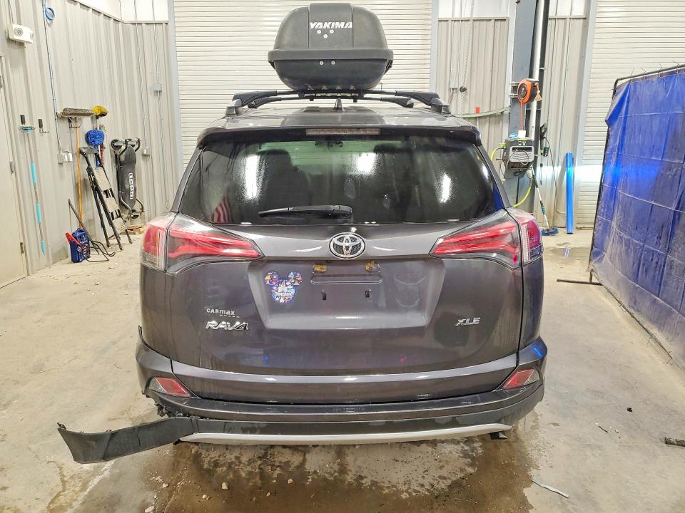 Продажа на аукционе авто 2017 Toyota Rav4, vin: JTMWFREV0HJ105483, номер лота: 61975956