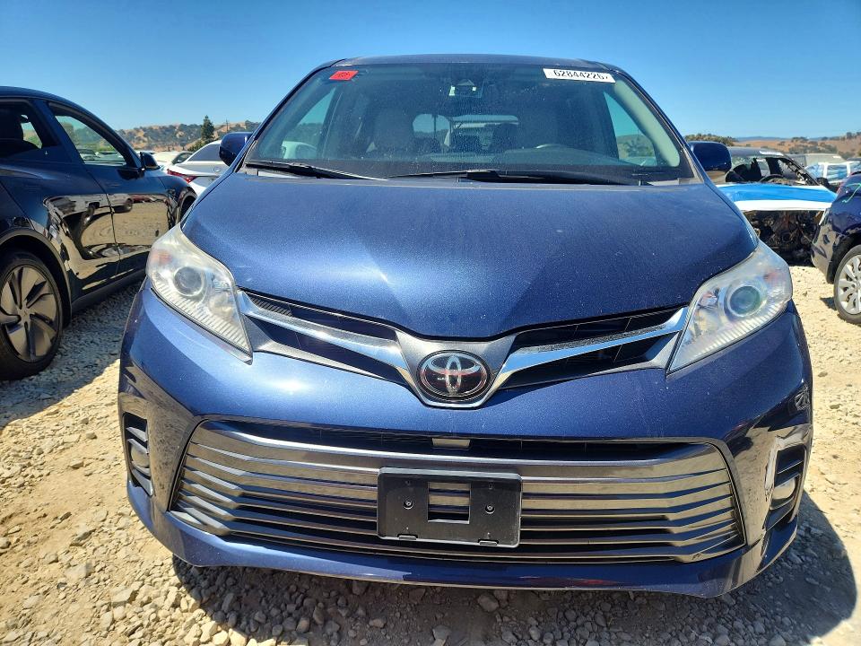 62844226 :رقم المزاد ، 5TDYZ3DC8JS928331 vin ، 2018 Toyota Sienna مزاد بيع
