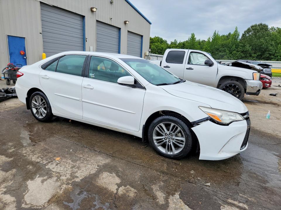 62431516 :رقم المزاد ، 4T1BF1FK7FU110689 vin ، 2015 Toyota Camry مزاد بيع