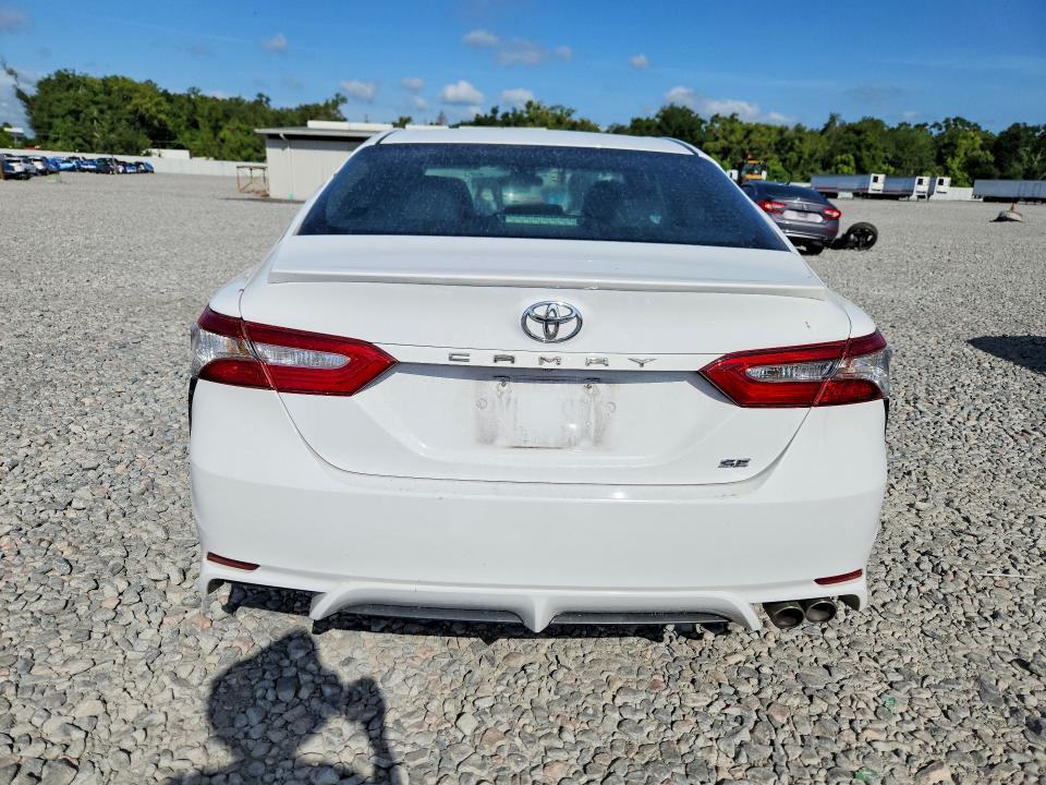 60650896 :رقم المزاد ، 4T1B11HK2JU568113 vin ، 2018 Toyota Camry مزاد بيع