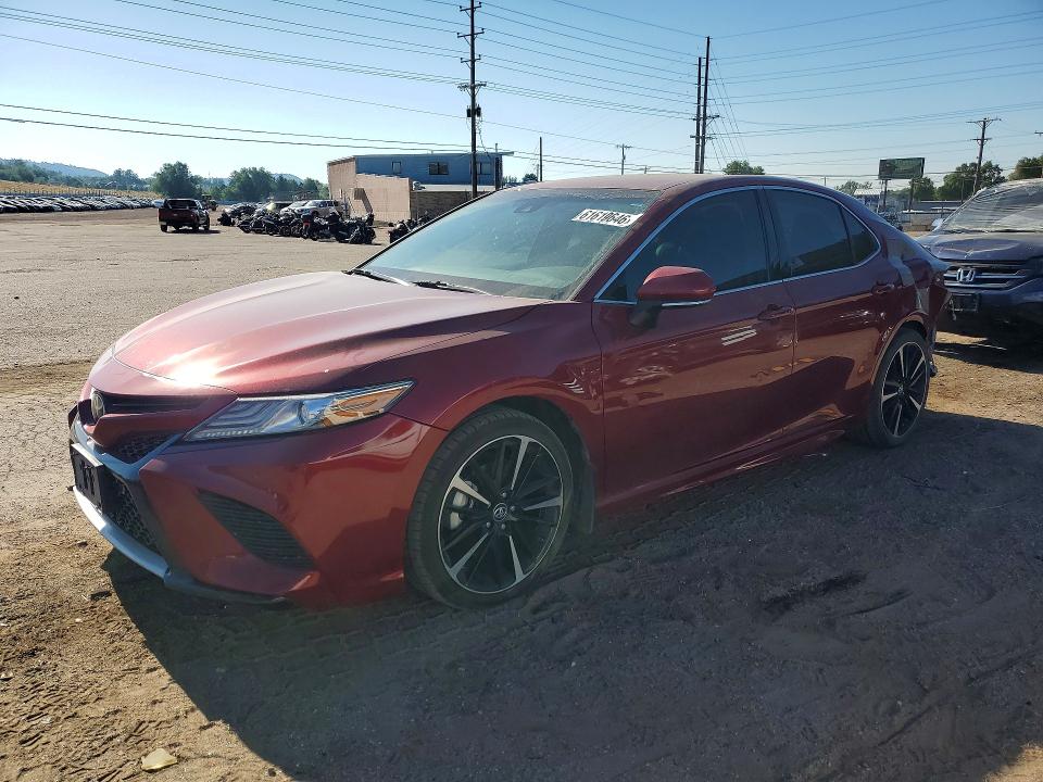 61619646 :رقم المزاد ، 4T1B61HK3JU630152 vin ، 2018 Toyota Camry مزاد بيع