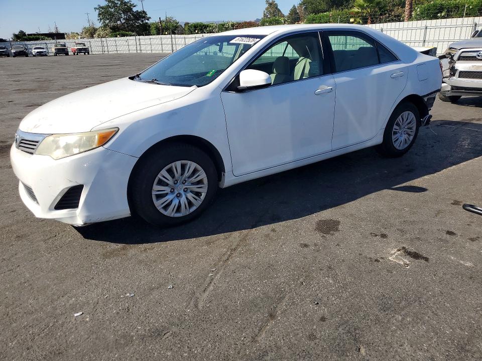 61622526 :رقم المزاد ، 4T4BF1FK9DR325557 vin ، 2013 Toyota Camry مزاد بيع
