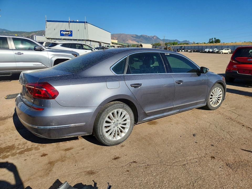 60990066 :رقم المزاد ، 1VWBT7A37HC075772 vin ، 2017 Volkswagen Passat مزاد بيع