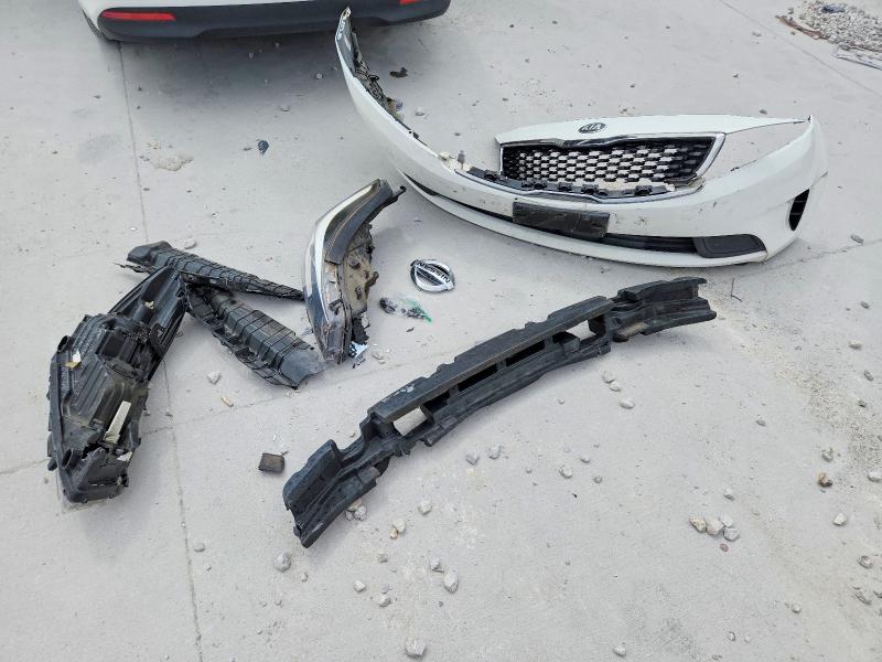 62450476 :رقم المزاد ، 3KPFK4A73JE214299 vin ، 2018 Kia Forte مزاد بيع