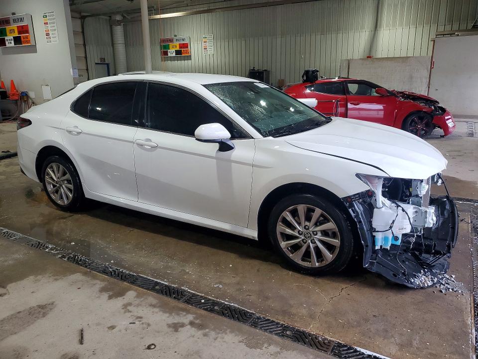 60058966 :رقم المزاد ، 4T1C11BK9NU055430 vin ، 2022 Toyota Camry مزاد بيع