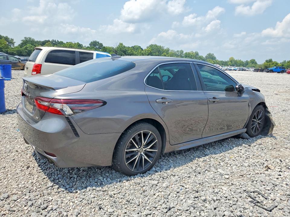 63326736 :رقم المزاد ، 4T1G11AKXMU573094 vin ، 2021 Toyota Camry مزاد بيع