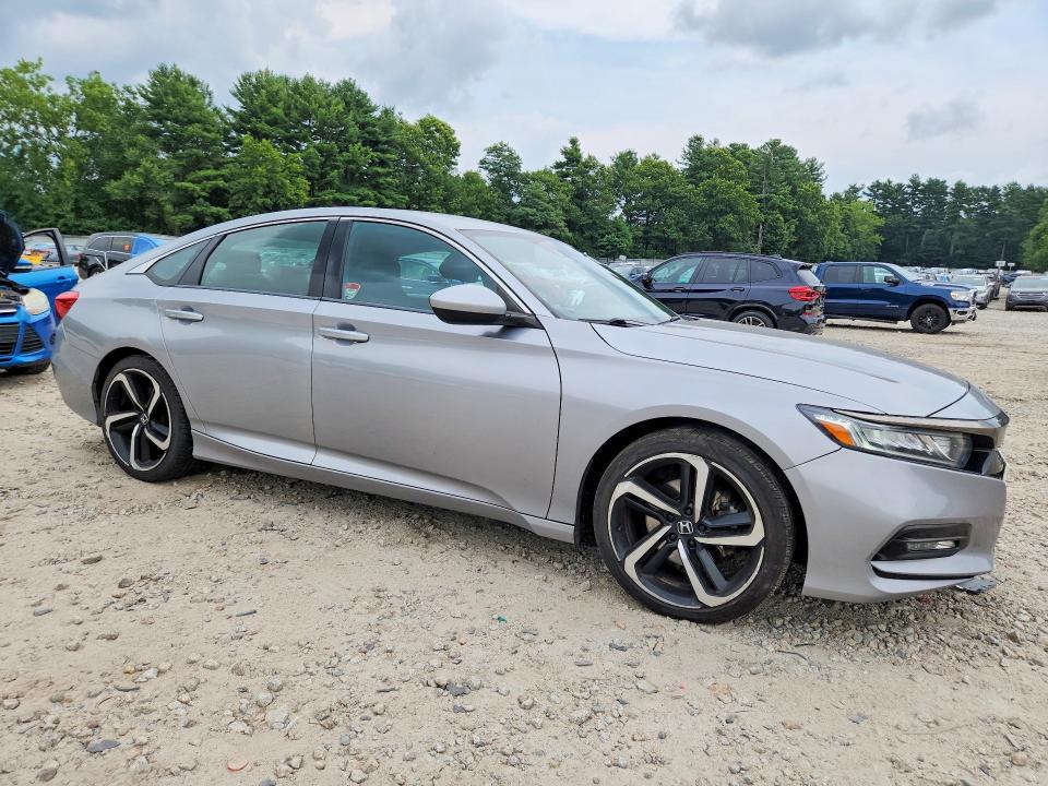 62972726 :رقم المزاد ، 1HGCV1F32JA137072 vin ، 2018 Honda Accord مزاد بيع