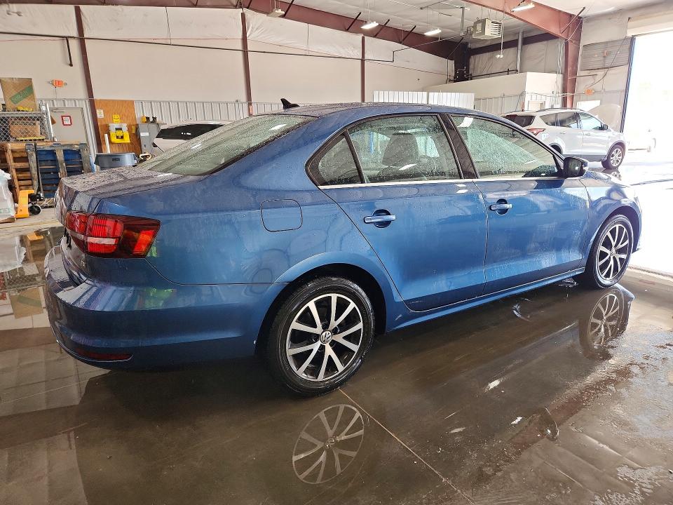 61869786 :رقم المزاد ، 3VWDB7AJ6HM233902 vin ، 2017 Volkswagen Jetta مزاد بيع