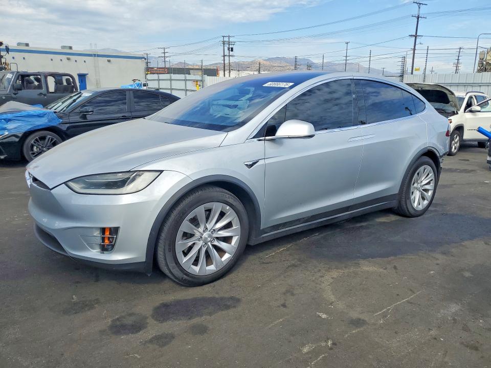 Продажа на аукционе авто 2018 Tesla Model X, vin: 5YJXCBE29JF101973, номер лота: 60886176