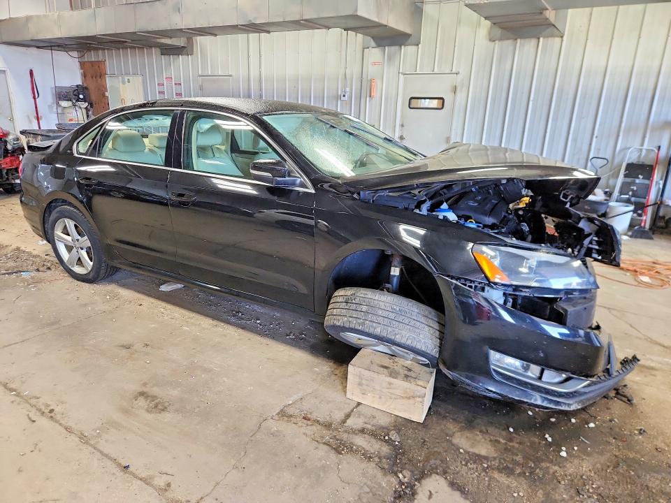 61851476 :رقم المزاد ، 1VWAS7A33FC111761 vin ، 2015 Volkswagen Passat مزاد بيع