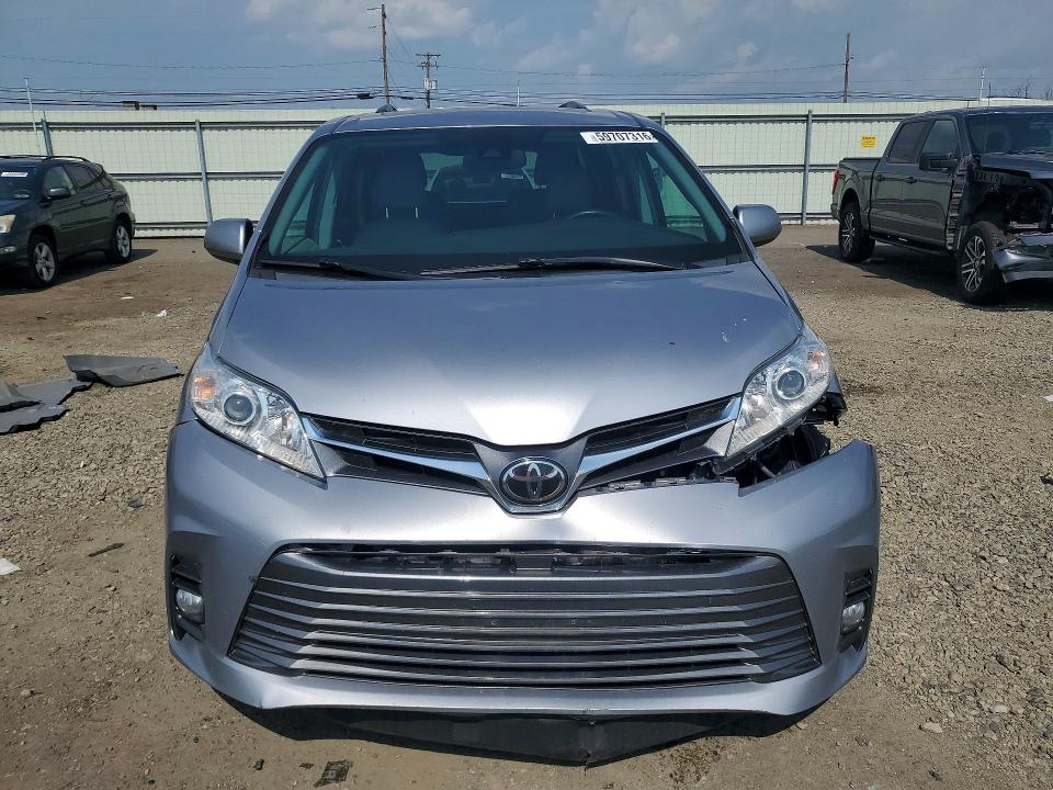 59707316 :رقم المزاد ، 5TDYZ3DC2JS910813 vin ، 2018 Toyota Sienna مزاد بيع