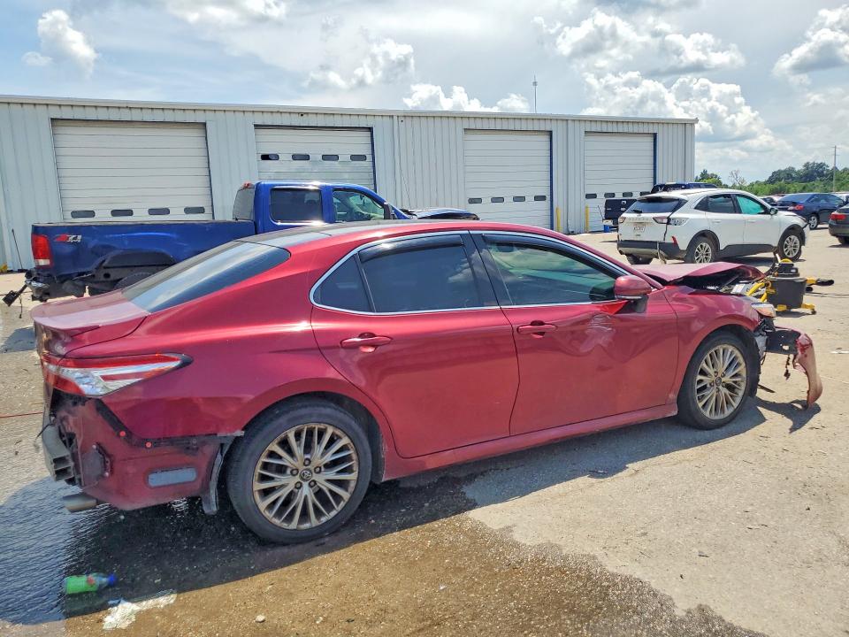 60249416 :رقم المزاد ، 4T1B11HK0JU538835 vin ، 2018 Toyota Camry مزاد بيع