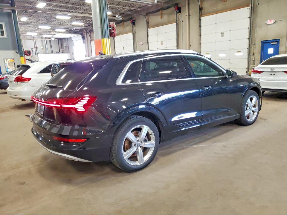 59961916 :رقم المزاد ، WA1VABGE8KB020532 vin ، 2019 Audi E-tron مزاد بيع
