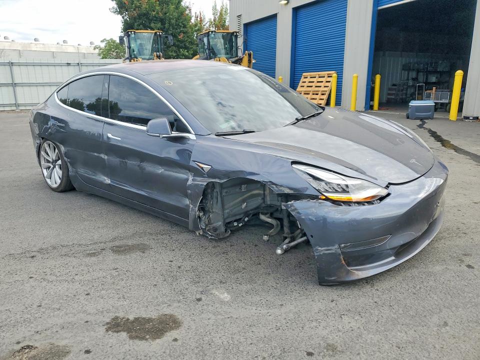 61368246 :رقم المزاد ، 5YJ3E1EA2JF009548 vin ، 2018 Tesla Model 3 مزاد بيع