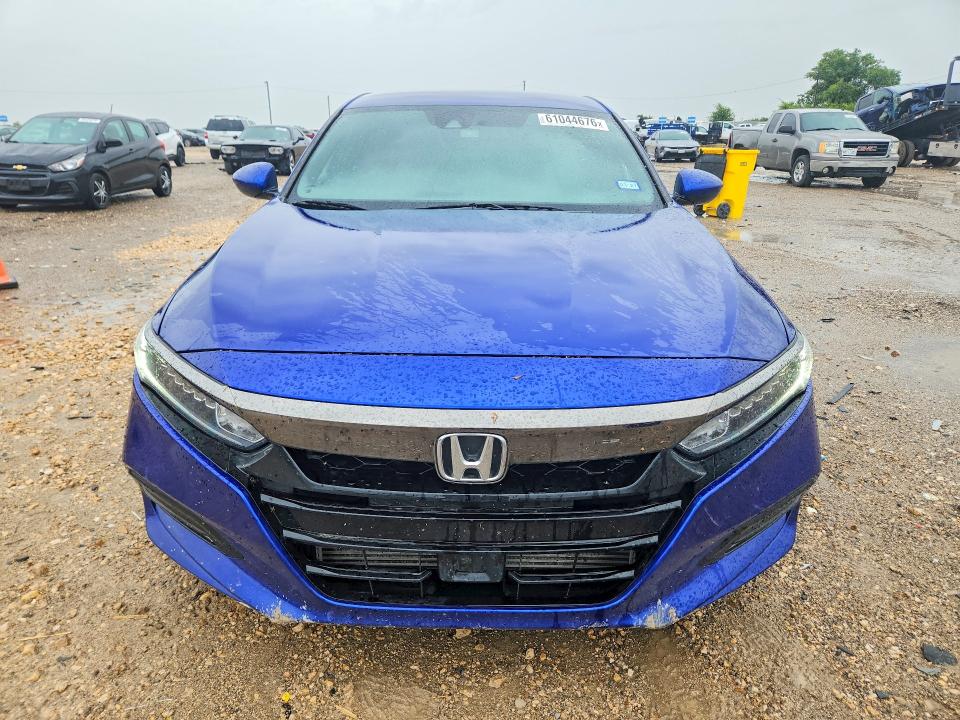 61044676 :رقم المزاد ، 1HGCV1F30JA193818 vin ، 2018 Honda Accord مزاد بيع