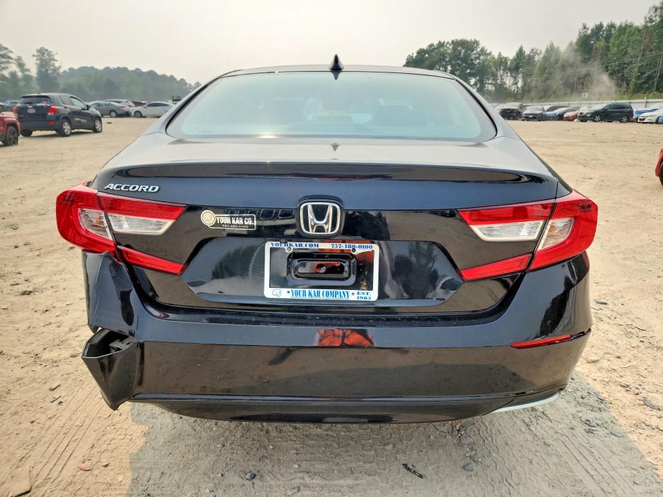 61837476 :رقم المزاد ، 1HGCV1F15JA266406 vin ، 2018 Honda Accord مزاد بيع