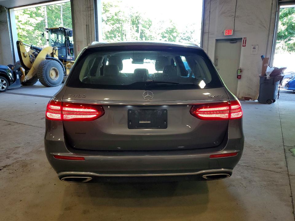 60406486 :رقم المزاد ، WDDZH6GB4JA475324 vin ، 2018 Mercedes-benz E مزاد بيع