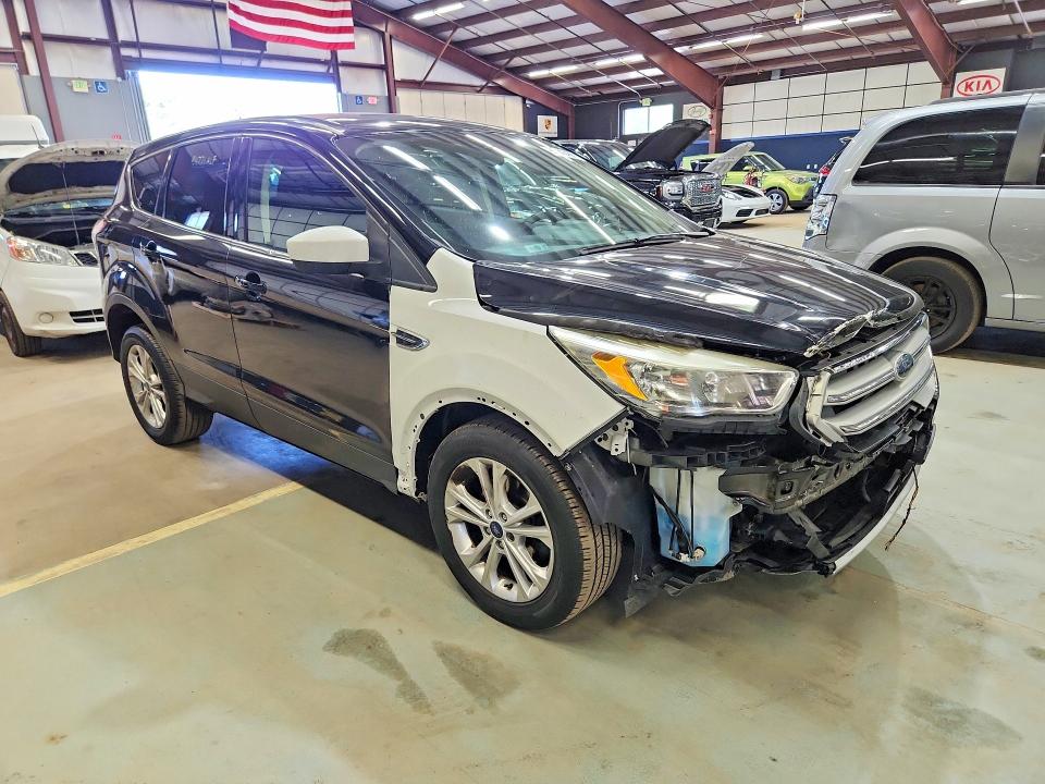 62443486 :رقم المزاد ، 1FMCU0GD5HUD71682 vin ، 2017 Ford Escape مزاد بيع