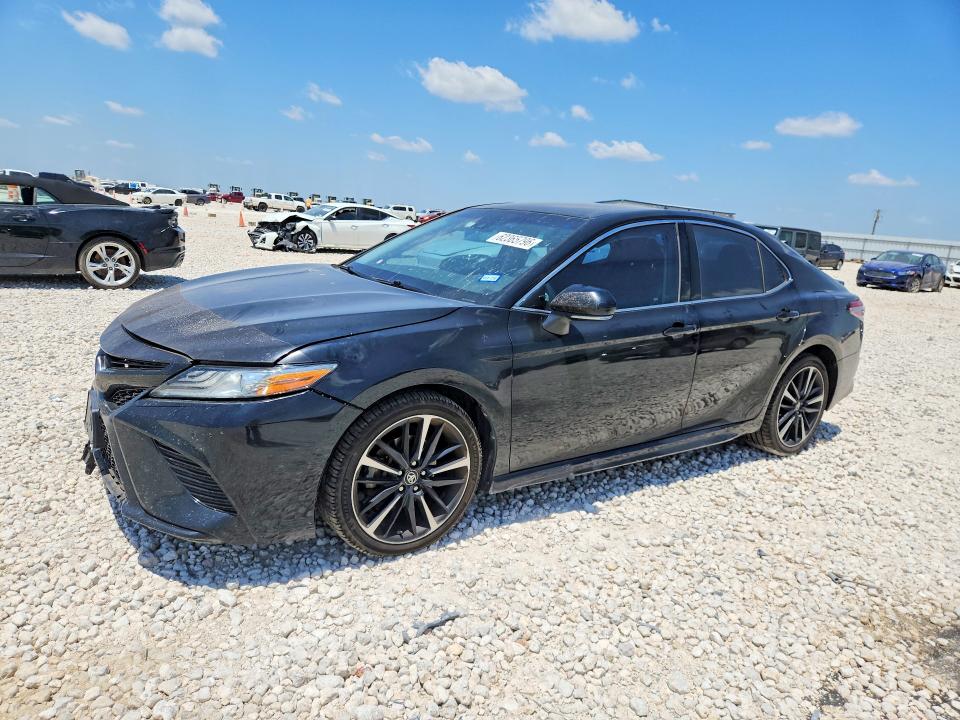 62365796 :رقم المزاد ، 4T1B61HK0JU516366 vin ، 2018 Toyota Camry مزاد بيع