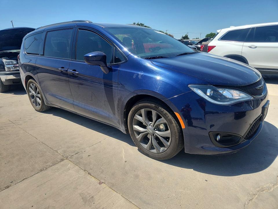 Продажа на аукционе авто 2018 Chrysler Pacifica, vin: 2C4RC1FG2JR352612, номер лота: 60301736