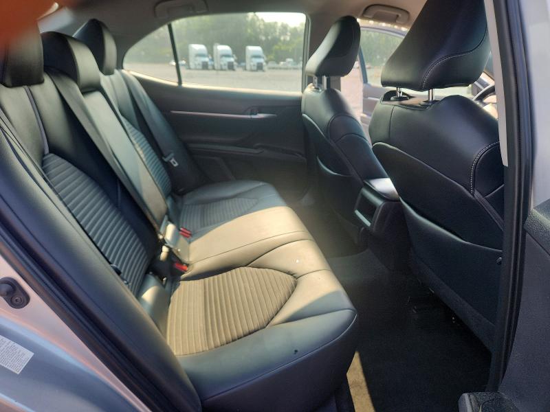 62140306 :رقم المزاد ، 4T1B11HK7JU644537 vin ، 2018 Toyota Camry مزاد بيع