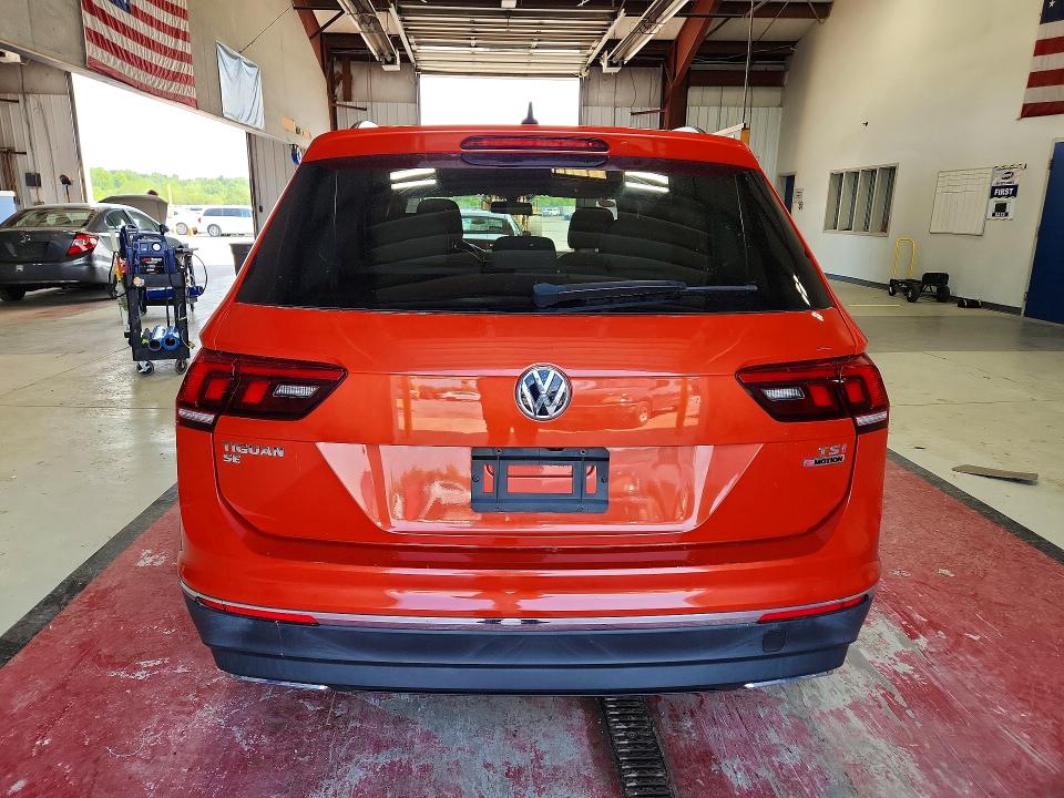 60822606 :رقم المزاد ، 3VV2B7AX0JM074574 vin ، 2018 Volkswagen Tiguan مزاد بيع