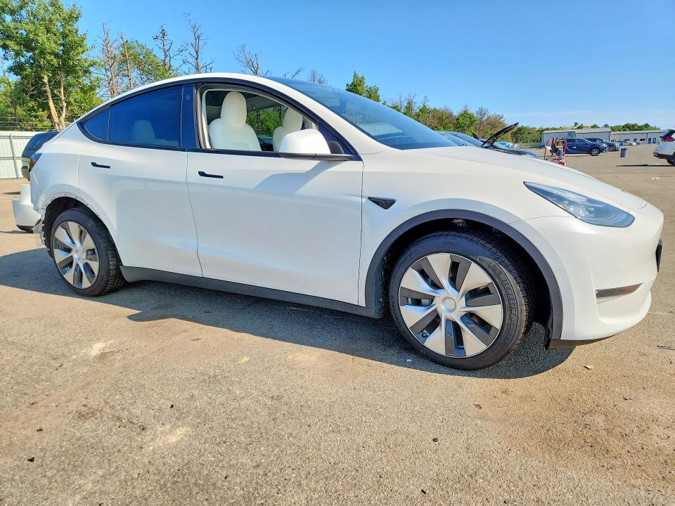 60703316 :رقم المزاد ، 5YJYGDEE1MF130855 vin ، 2021 Tesla Model Y مزاد بيع