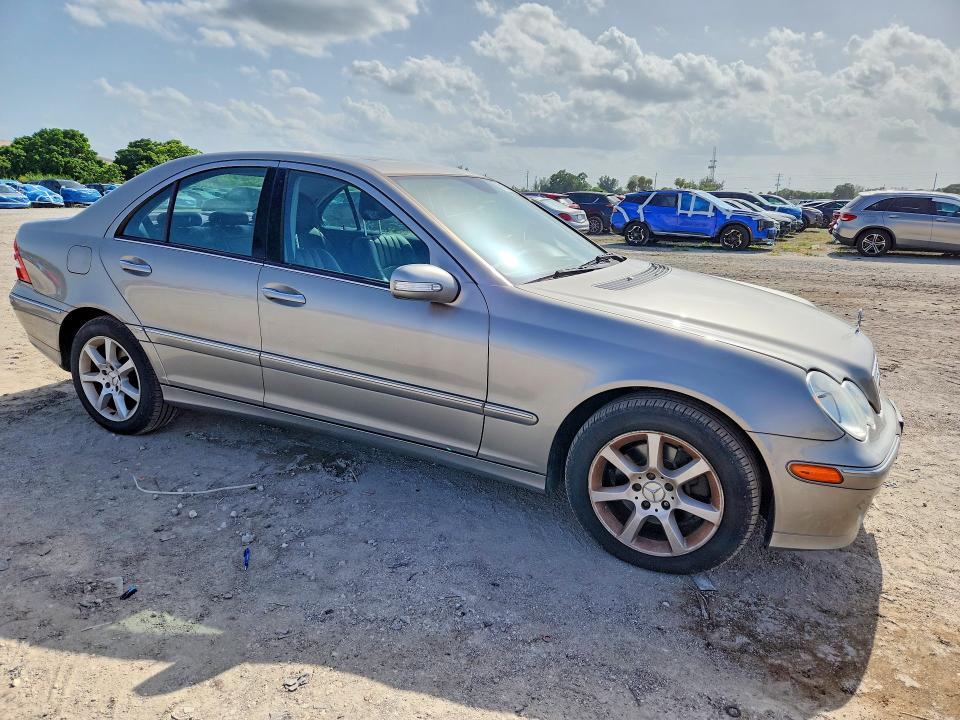 61186346 :رقم المزاد ، WDBRF92H77F914023 vin ، 2007 Mercedes-benz C مزاد بيع