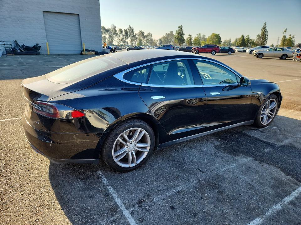 Продажа на аукционе авто 2014 Tesla Model S, vin: 5YJSA1S15EFP44526, номер лота: 61018796