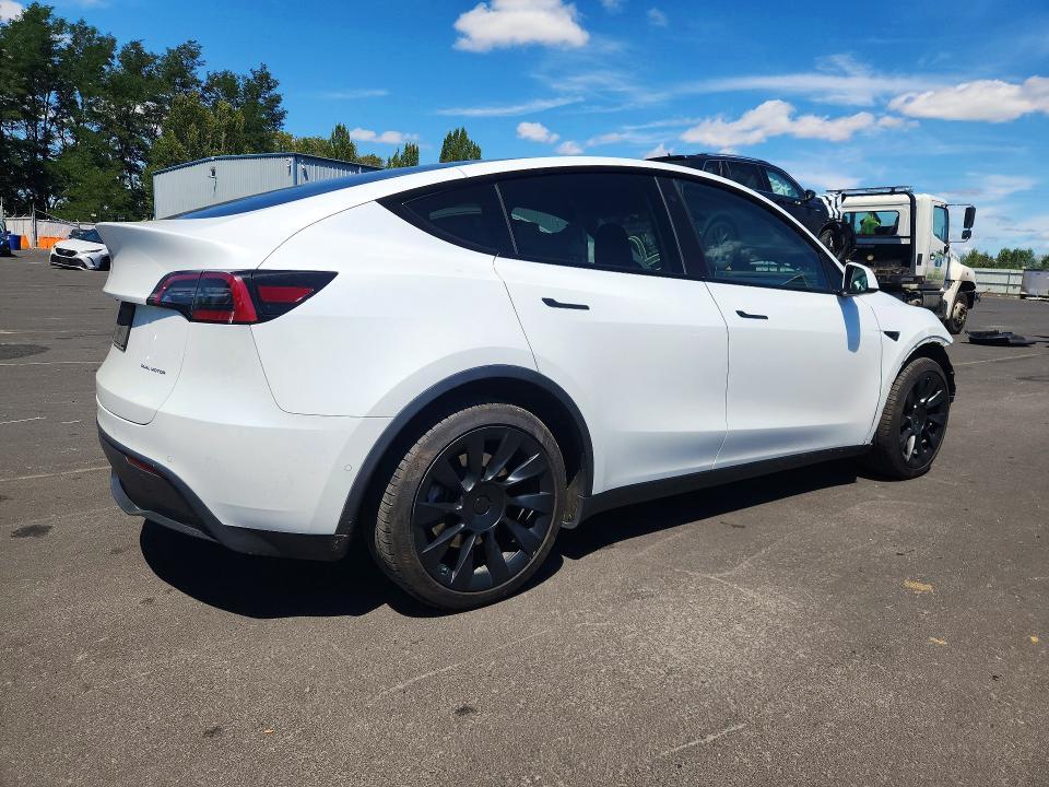 60512686 :رقم المزاد ، 7SAYGDEE8NF558491 vin ، 2022 Tesla Model Y مزاد بيع