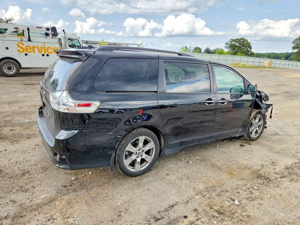 2018 Toyota Sienna მანქანა იყიდება აუქციონზე, vin: 5TDXZ3DC1JS957312, აუქციონის ნომერი: 61555006