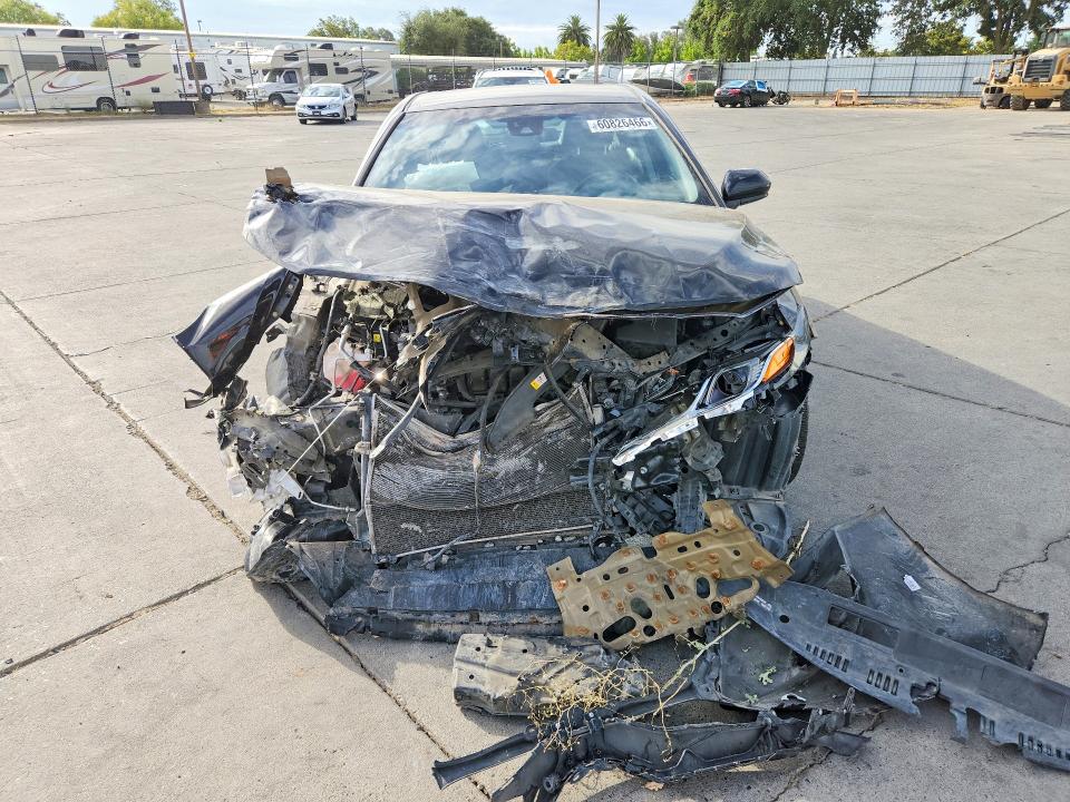 60826466 :رقم المزاد ، 4T1B11HK4JU083939 vin ، 2018 Toyota Camry مزاد بيع