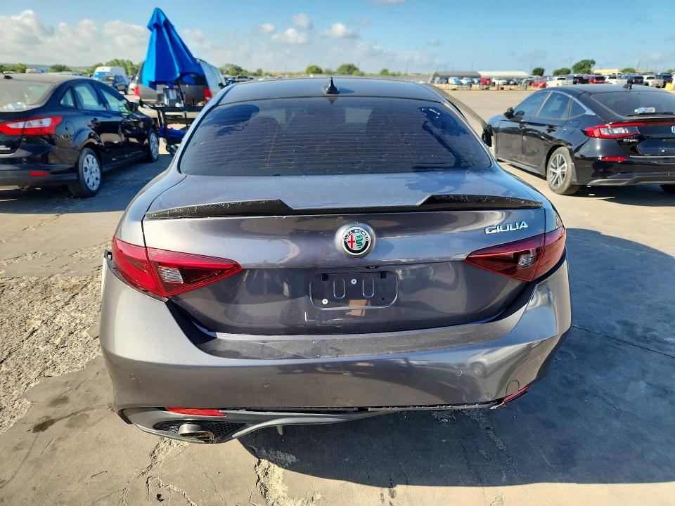 59086896 :رقم المزاد ، ZARFAECN2J7583259 vin ، 2018 Alfa Romeo Giulia مزاد بيع