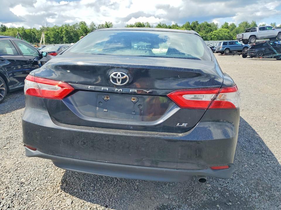 62709106 :رقم المزاد ، 4T1B11HK4JU070429 vin ، 2018 Toyota Camry مزاد بيع
