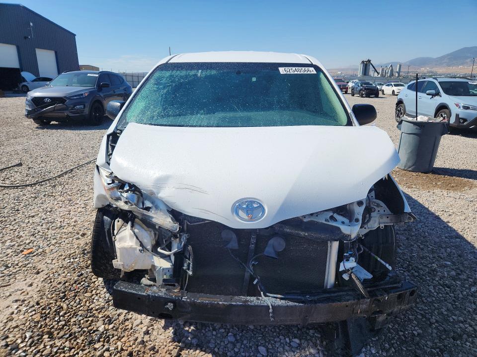 62540566 :رقم المزاد ، 5TDZZ3DC3HS864343 vin ، 2017 Toyota Sienna مزاد بيع