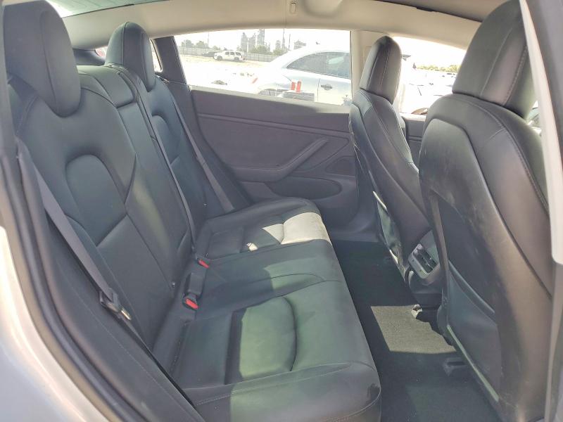 59234056 :رقم المزاد ، 5YJ3E1EAXJF077337 vin ، 2018 Tesla Model 3 مزاد بيع